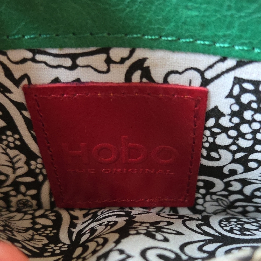 HOBO Green Leather Wristlet Wallet with Kiss-Lock Pocket - Picture 5 of 6